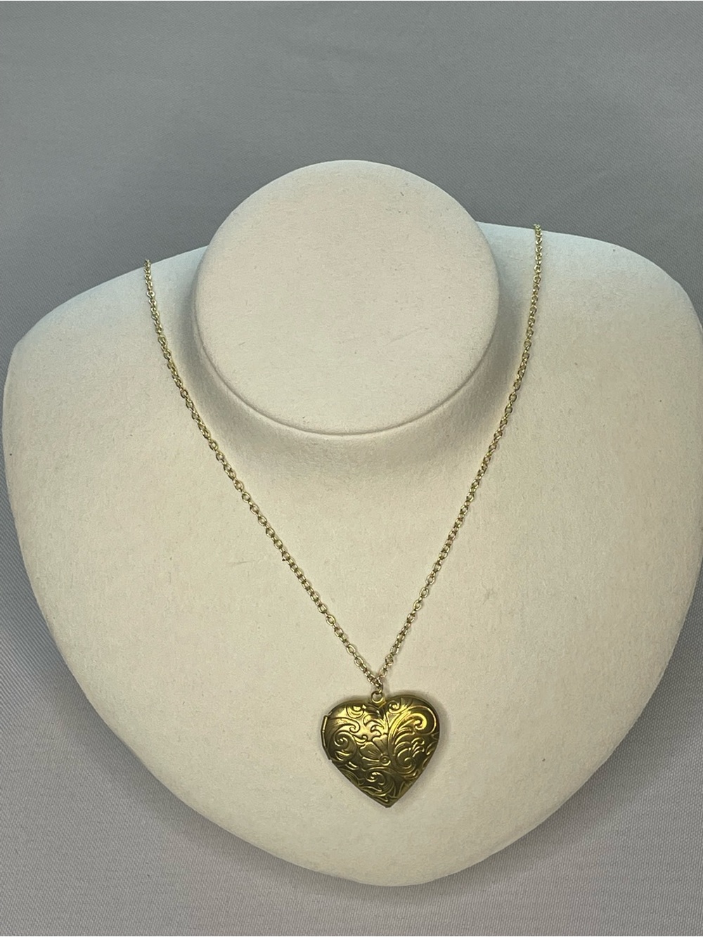 Gold Heart Locket Pendant Necklace - Elegant Filigree